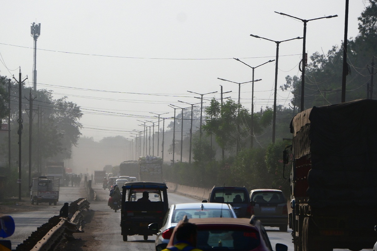 CG News: फ्लाईओवर का प्लान अभी फाइलों में, पंडरी ओवरब्रिज हो गई खस्ताहाल, हिचकोले खाते दौड़ रहा ट्रैफिक