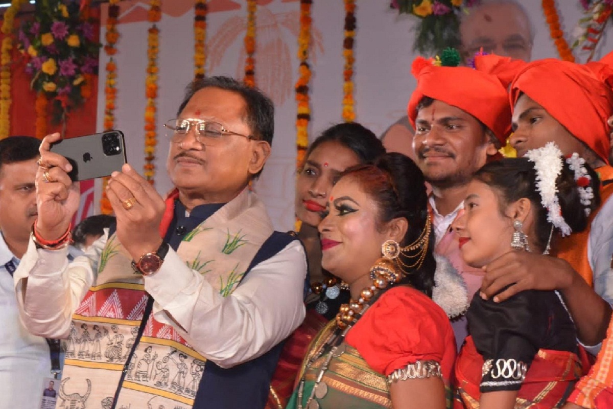 CG News: दिल्ली में छत्तीसगढ़ की लोक संस्कृति की दिखी झलक, CM साय ने कलाकारों के साथ ली सेल्फी, देखें Photo…