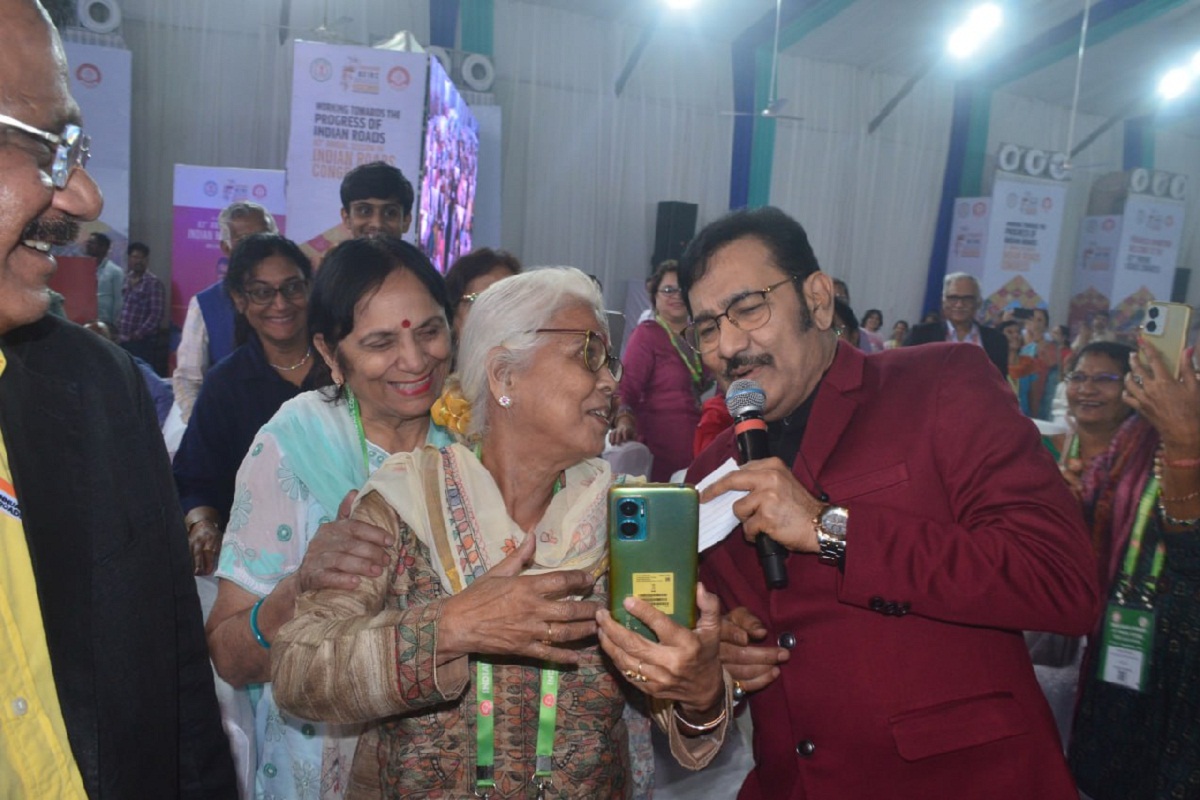 CG News: सिंगर सुदेश भोसले ने दी शानदार प्रस्तुति, इंजीनियर्स की तरफ से उनकी पत्नियाें के लिए गाया- ओ मेरी जोहर जबीं…
