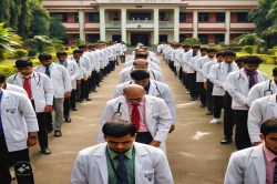 CG Medical Student: पैरेंट्स ने कॉलेज प्रबंधन को लिखा शपथपत्र, कहा- हमारे बच्चे
किसी छात्र के साथ नहीं करेंगे रैगिंग - image