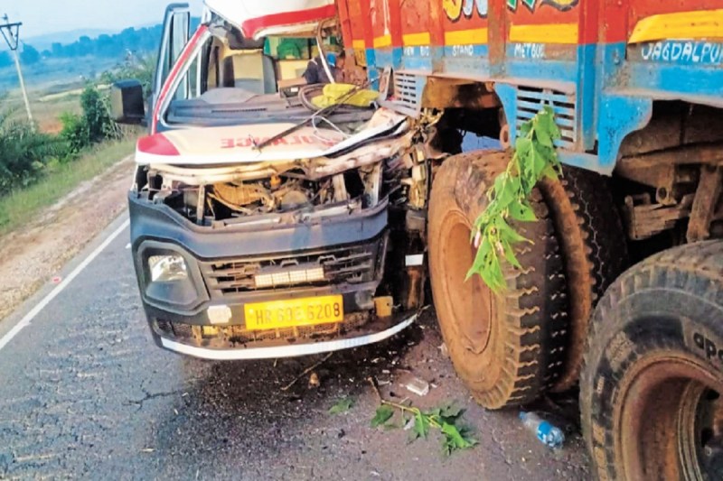 cg road accident Bastar