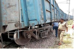 Train Accident: मालगाड़ी के 2 डिब्बे पटरी से उतरे, रेलवे ने 7 यात्री ट्रेनों को
किया रद्द - image