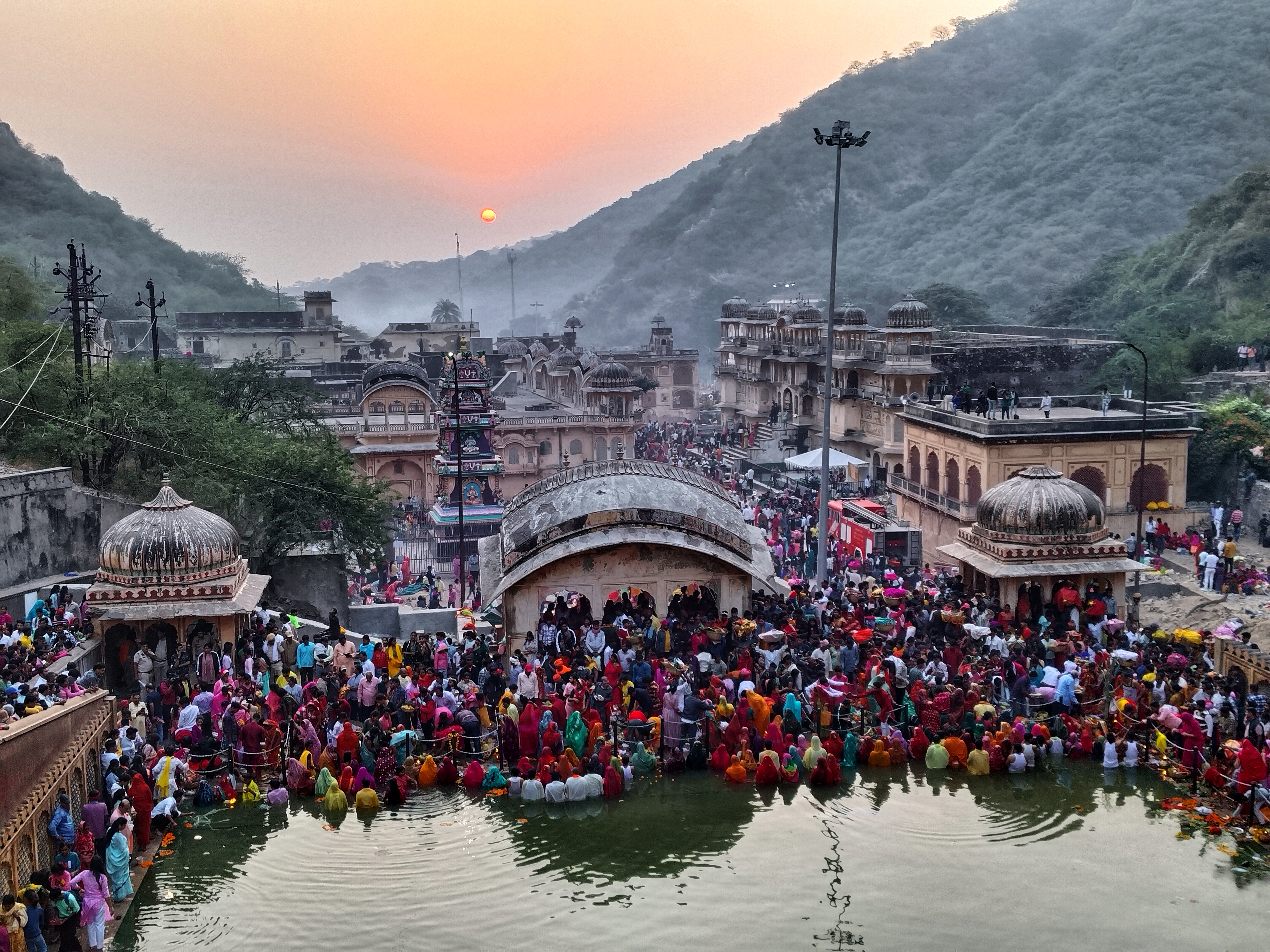 Chhath Pooja 2024: उगते सूर्य को अर्घ्य देकर भावी जीवन में सुख-समृद्धि के लिए की
कामना