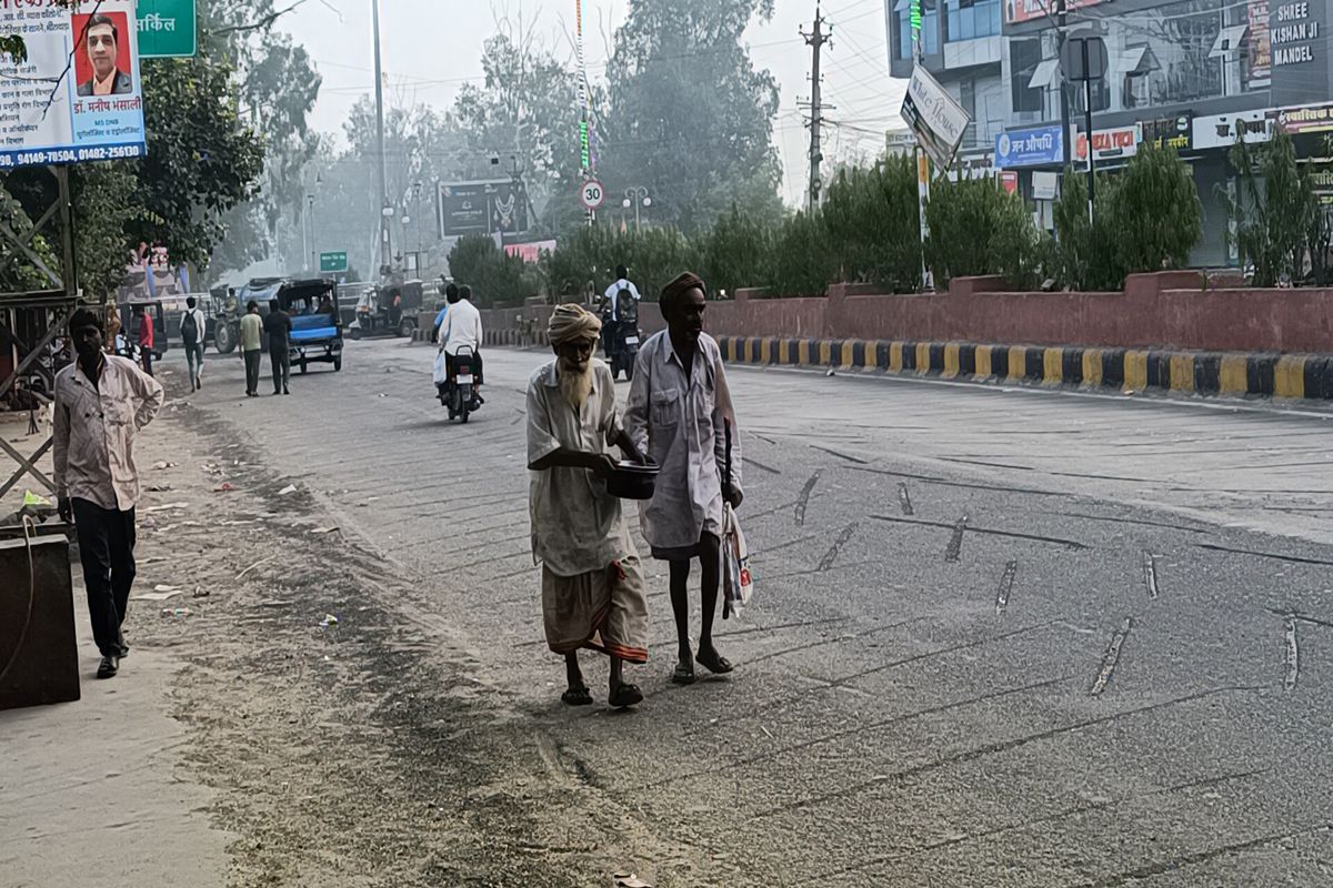 जवान बेटे की रोशनी गई तो पिता बना आंख, संभाल रहा जिंदगी