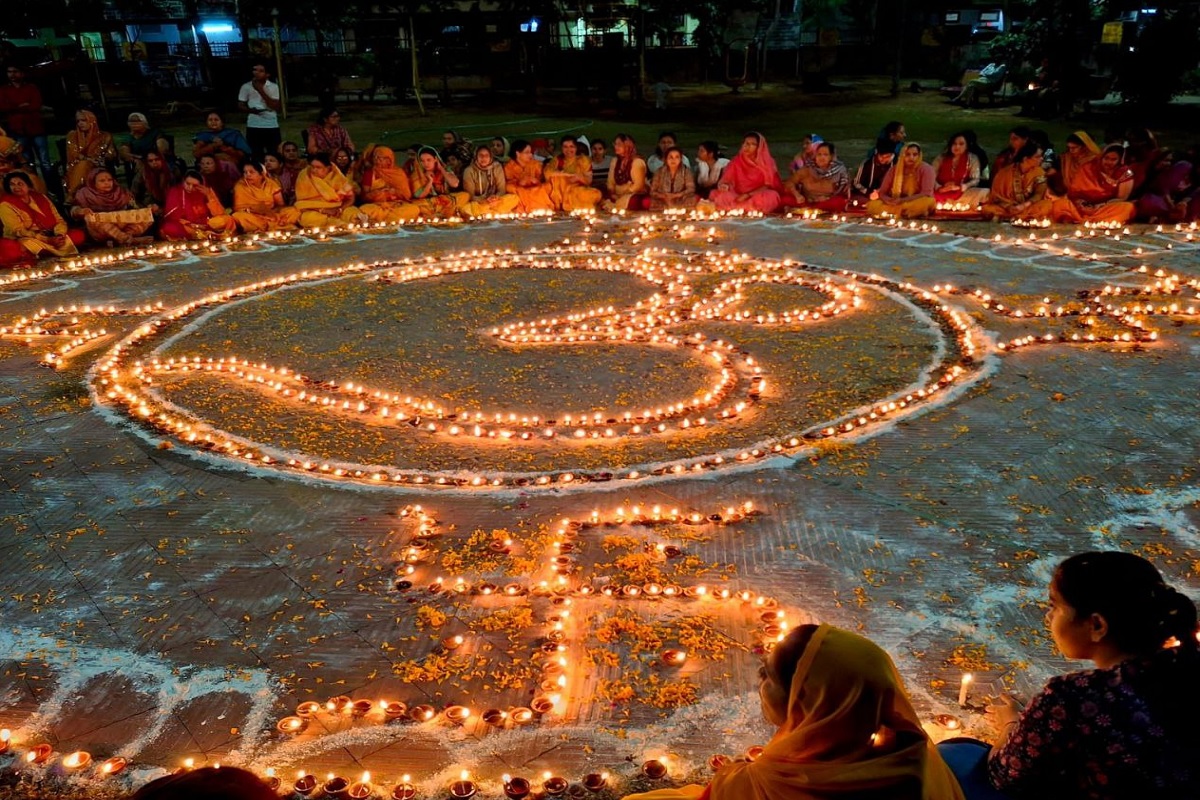 आस्था के दीयों से जगमग हुआ अभिमन्यु पार्क, साधकों ने अर्पित की श्रद्धा की
आहुतियां