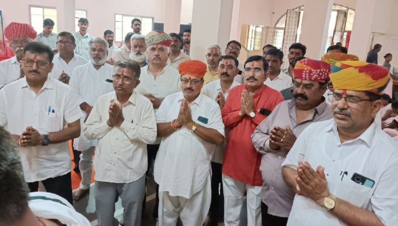 शहर के गब्बूर गली स्थित रामदेव कल्याण मंडपम में आयोजित राजस्थान राजपूत समाज संघ के दीपावली स्नेह मिलन समारोह में मौजूद समाज को लोग।