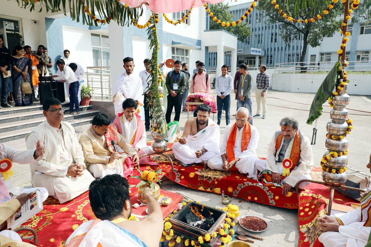 वर्तमान में प्रचलित सभी विज्ञान के मूल स्रोत वेद ही हैं : प्रो. राजेश्वर मिश्र