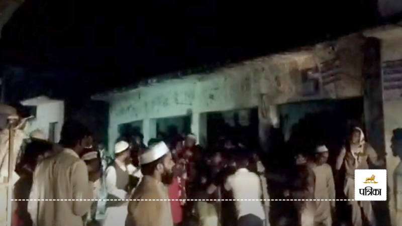 fight between two parties in Bijnor fierce fighting with sticks