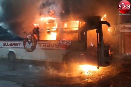 Watch Video : गुजरात से दिल्ली जा रही बस में लगी आग, मची अफरा-तफरी, 50 से ज्यादा यात्रियों को बचाया