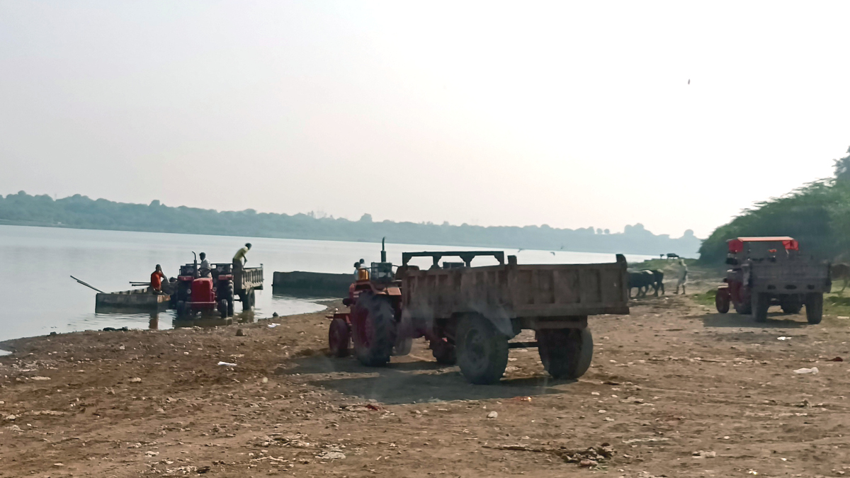 बजरी माफिया लूट रहे चंबल का ‘खजाना’, प्रशासन की नाक के नीचे चल रहा खेल, इन्हें
रोकने-टोकने वाला कोई नहीं