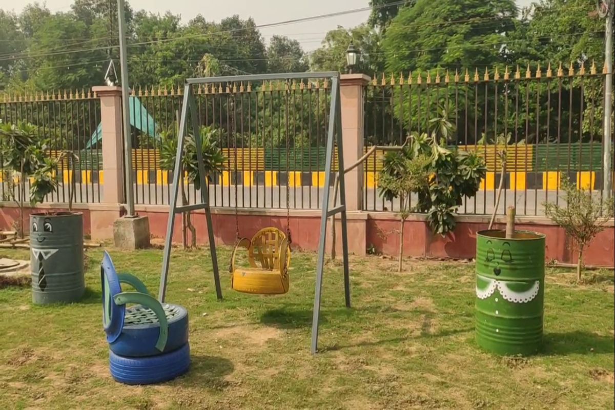 मिनी सचिवालय परिसर: वेस्ट प्रोडक्ट्स से अनोखी सजावट, देखें वीडियो