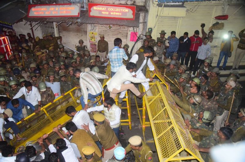 उदयपुर को पुलिस ने बनाया छावनी, धूणी स्थल जाने को लेकर अड़े विश्वराज सिंह समर्थक, कलेक्टर, एसपी घंटों समझाते रहे, लेकिन दोनों पक्ष अड़े रहे, विश्वराज समर्थकों ने बैरिकेडिंग तोड़ने का प्रयास किया