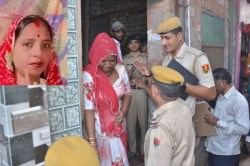 Rajasthan Crime News: सुबह घर पहुंचे थे भाई-बहन, हटाया कंबल तो खून में लथपथ दिखा
मां का चेहरा, खो बैठे होश - image