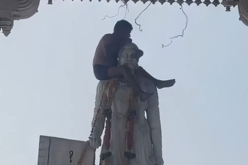 man climbed on the statue of Sawai Jai Singh Located at Statue Circle