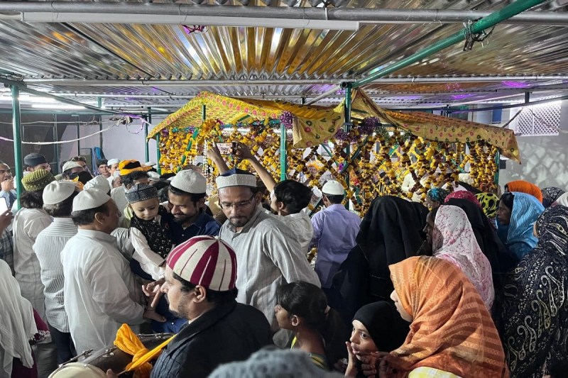 जयपुर में मस्तान बाबा के दर पर उमड़ी अ​कीदतमंदों की भीड़।