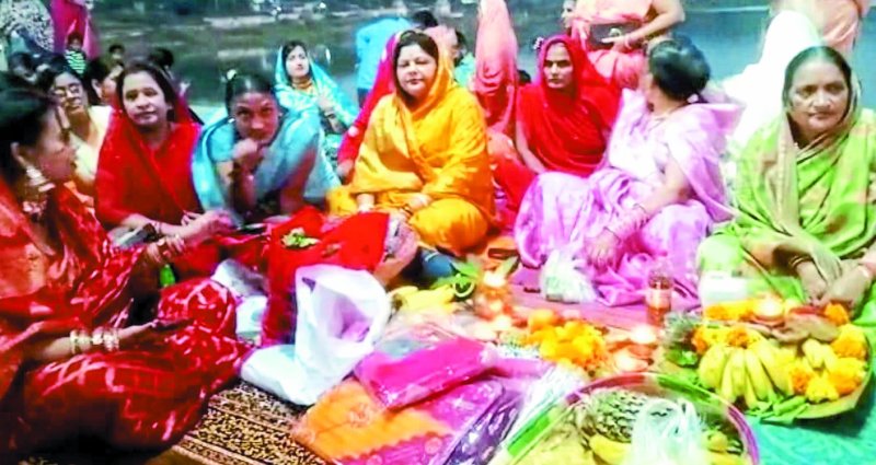 नहाय-खाय के साथ महिलाओं ने रखा 36 घंटे का निर्जला व्रत