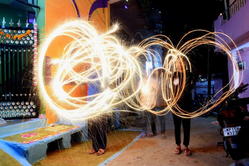 आसमान रंग-विरंगी रोशनी से जगमगाता रहा