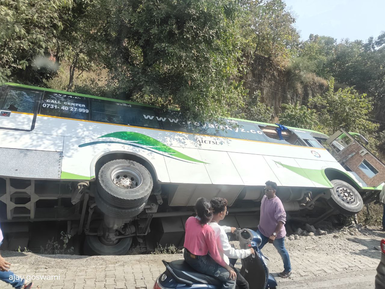 भेरूघाट मोड़ पर यात्री बस असंतुलित होकर सड़क से उतरी