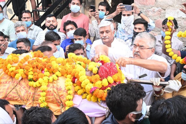 अंतिम यात्रा में शरीक हुए केंद्रीय मंत्री गजेंद्र सिंह शेखावत