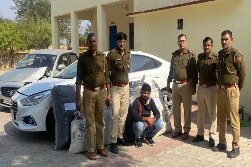 Smugglers' car running away from police collided with another car, poppy seeds found in it too