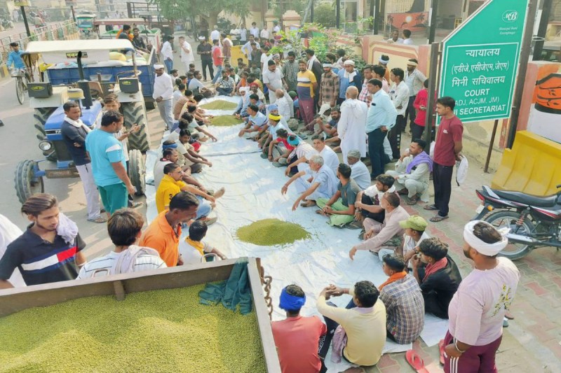 Angry farmers put heaps of mung beans in front of Mini Secretariat