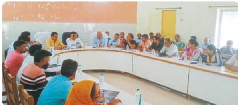 आबूरोड. पंचायत समिति की बैठक में मौजूद जनप्रतिनिधि व अधिकारी।