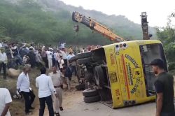 Jaipur Road Accident: जयपुर में स्कूली बच्चों से भरी बस पलटी, मच गई चीख पुकार,
कांच तोड़ बच्चों को निकाला - image