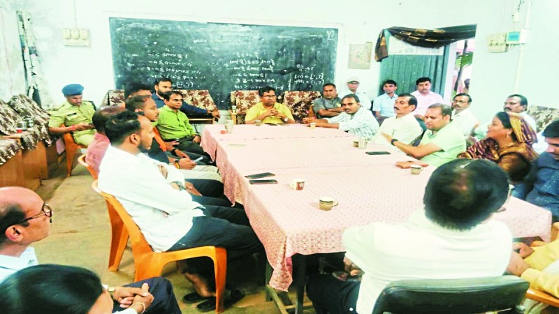 बालोद जिले के अर्जुंदा थाना अंतर्गत के ग्राम भरदाकला में हायर सेकंडरी स्कूल भवन निर्माण की मांग को लेकर ग्रामीण व स्कूली बच्चों ने दूसरे दिन भी आमरण अनशन किया। शुक्रवार को प्रशासनिक टीम गांव पहुंची। शिक्षा विभाग के साथ चर्चा की।