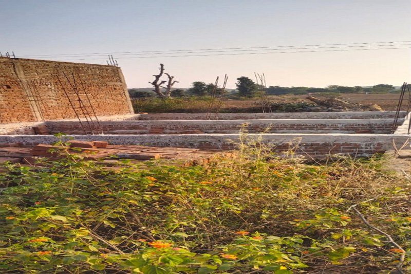 अधूरे पड़े आवास।