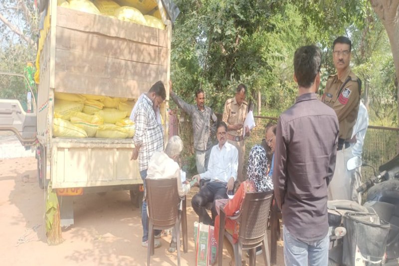 यूरिया खाद के वाहन को तहसीलदार और टीआई ने पकडा