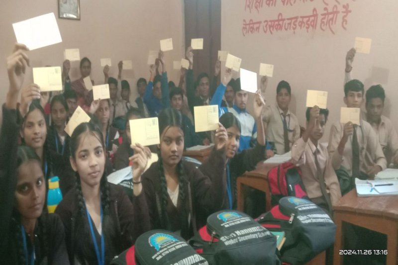 छात्र-छात्राओं ने लिखे पोस्ट कार्ड