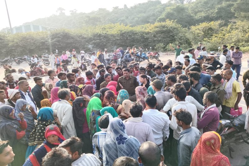 तहसीलदार को घेराव करते किसान