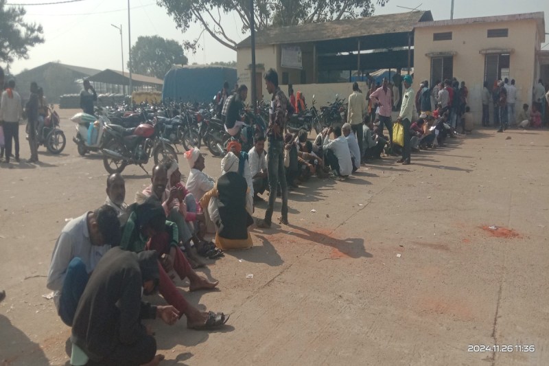 लाइन में खड़े होकर खाद के लिए कटवा रहे पर्ची।