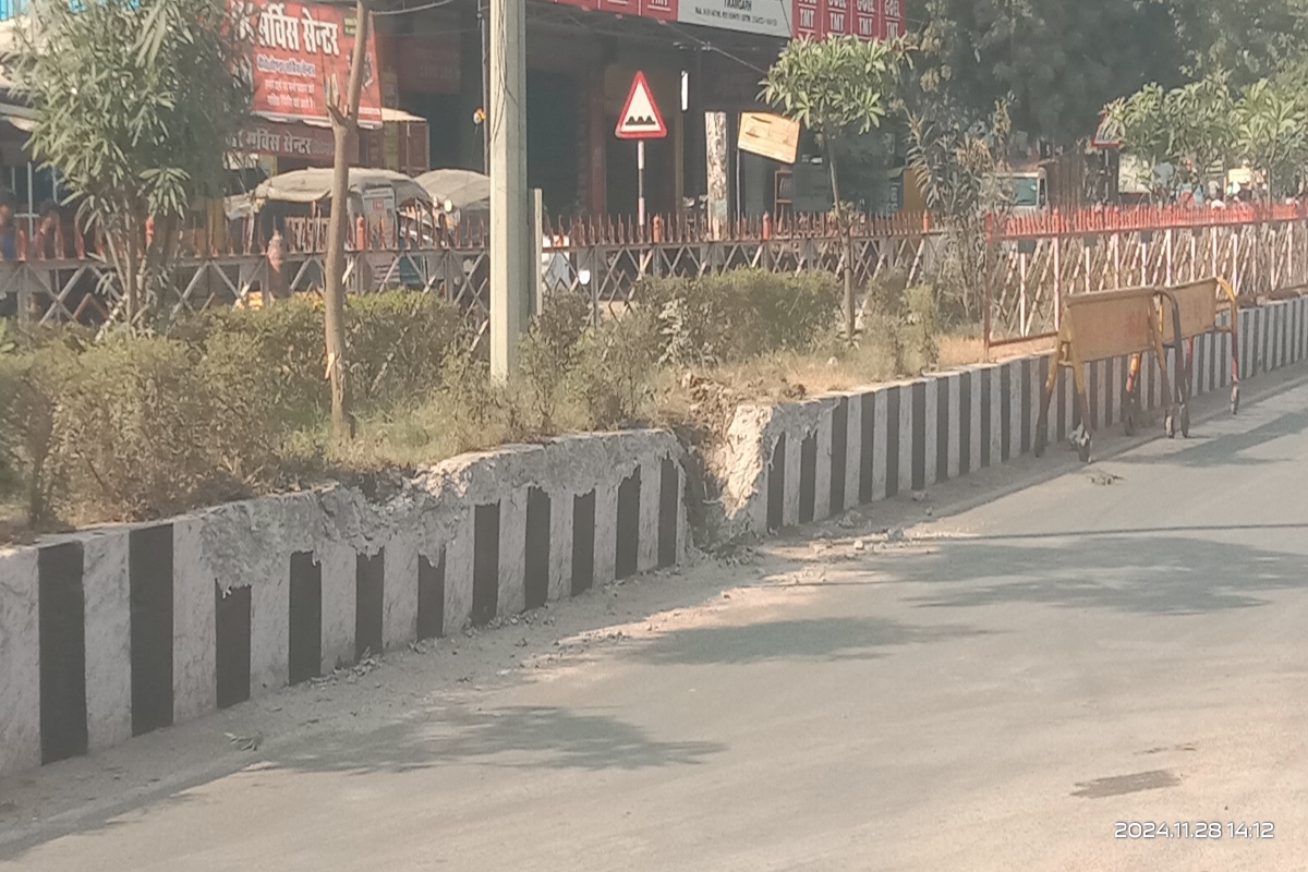 तोड़ दिया डिवाइडर