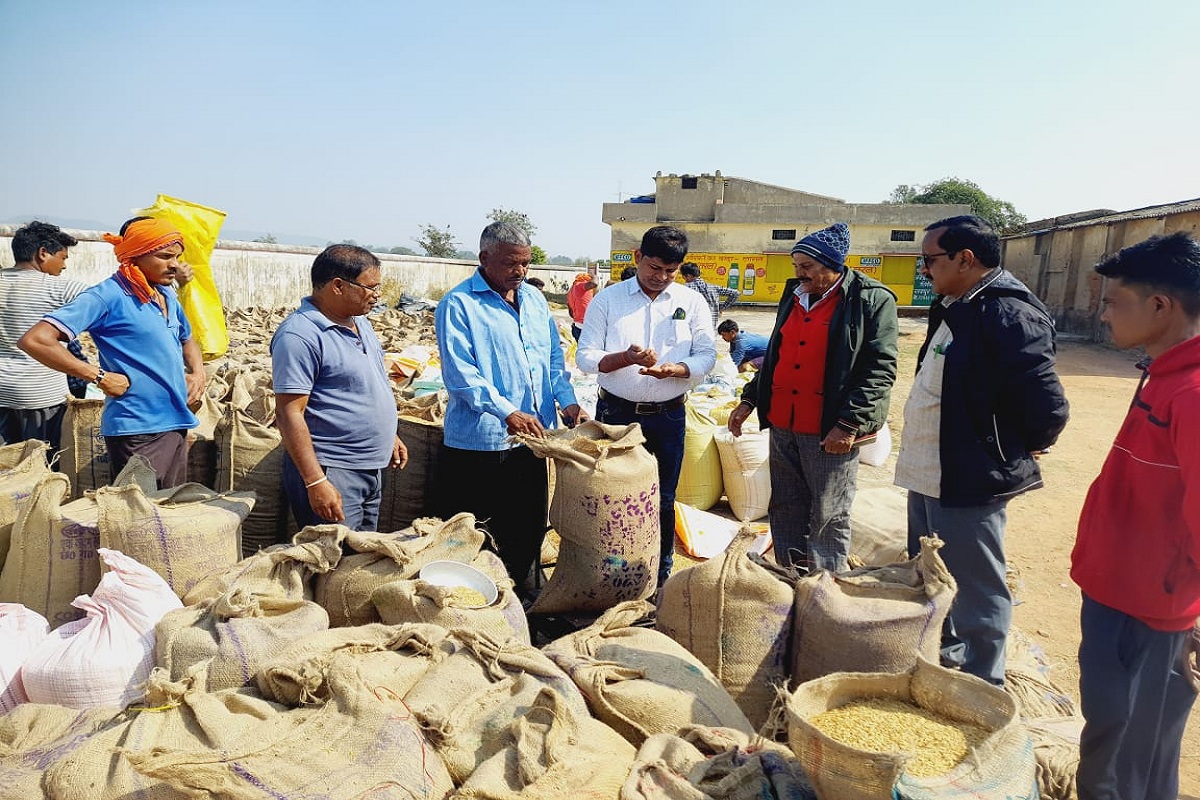 CG Dhan Kharidi: कलेक्टर ने धान खरीदी केंद्र का किया निरिक्षण, किसानों से
बारदाना लाने कहा तो होगी कार्रवाई