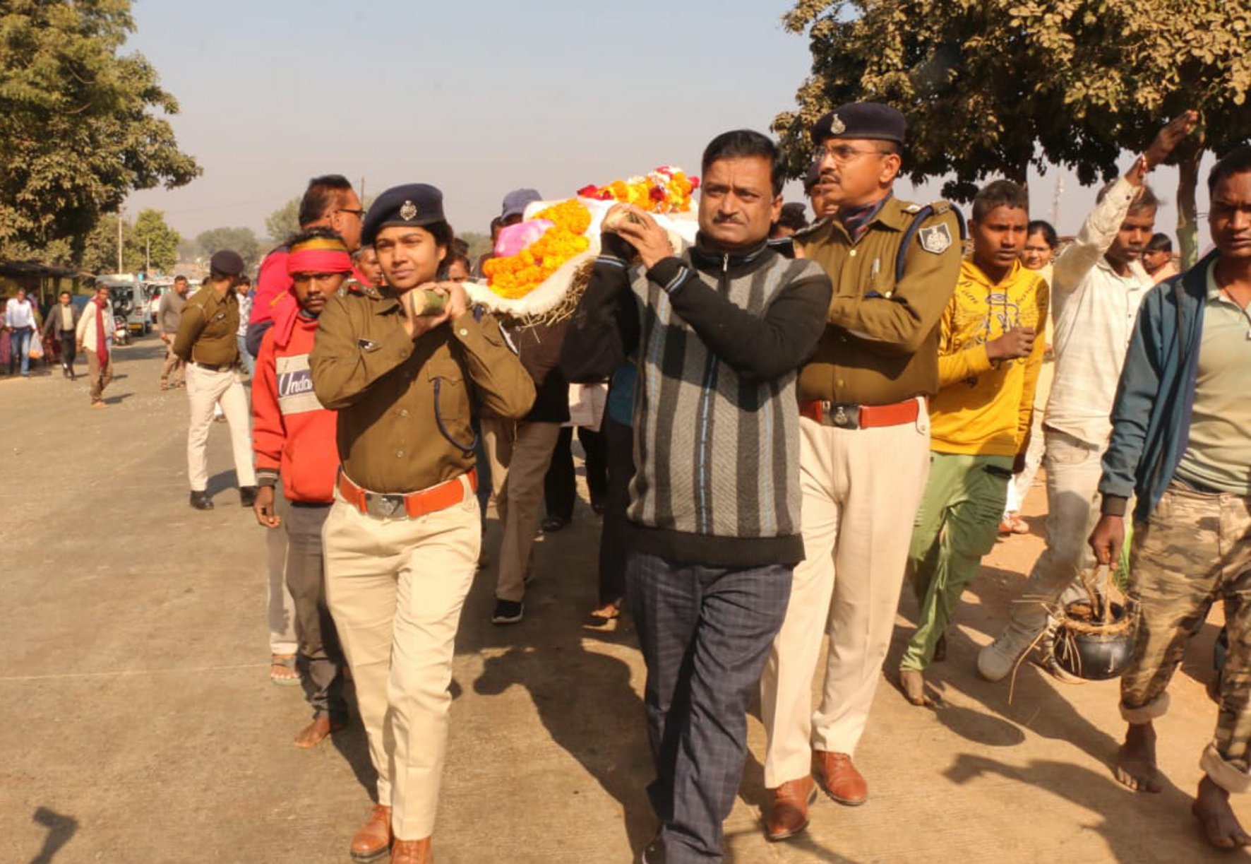 पद्मश्री जोधइया बाई को नाती ने दी मुखाग्नि, अंतिम यात्रा में शामिल हुए
जनप्रतिनिधि और अधिकारी