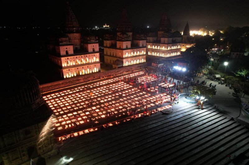 एक लाख दीपकों से जगमगाता ओरछा में राजा राम का मंदिर