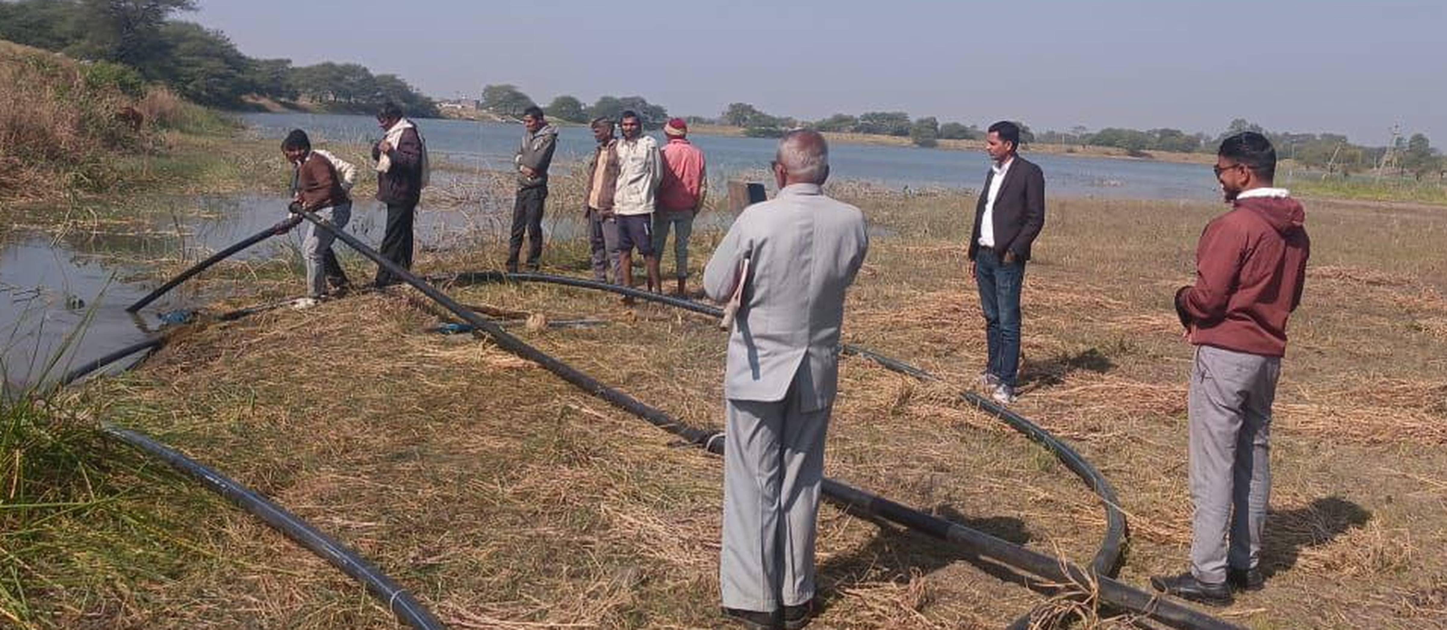 अवैध जल दोहन पर गिरी गाज: प्रसिद्ध तीर्थ गौतमेश्वर के तालाब से जब्त किए पम्पसेट