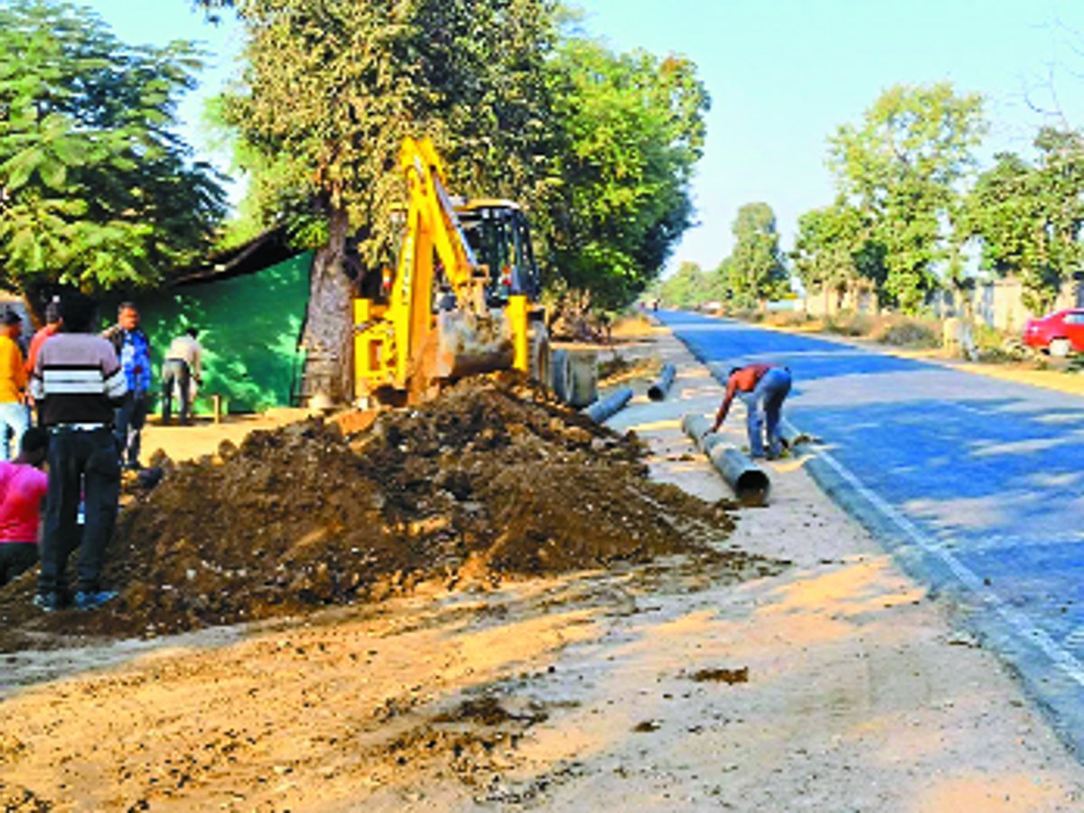 लापरवाही: टू-लेन होना है ओरछा-झांसी हाइवे फिर भी सड़क किनारे बिछा रहे पाइप लाइन