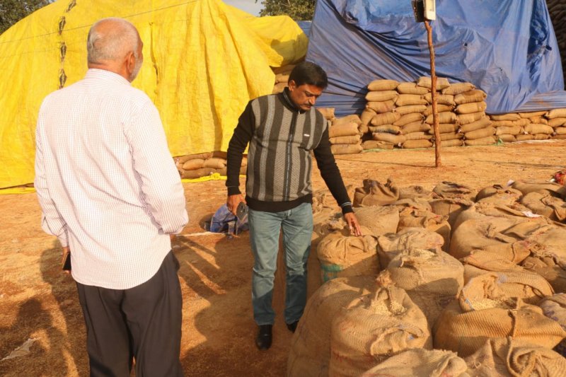 कलेक्टर ने धान खरीदी केंद्र करकेली एवं कछराटोला का किया निरीक्षण