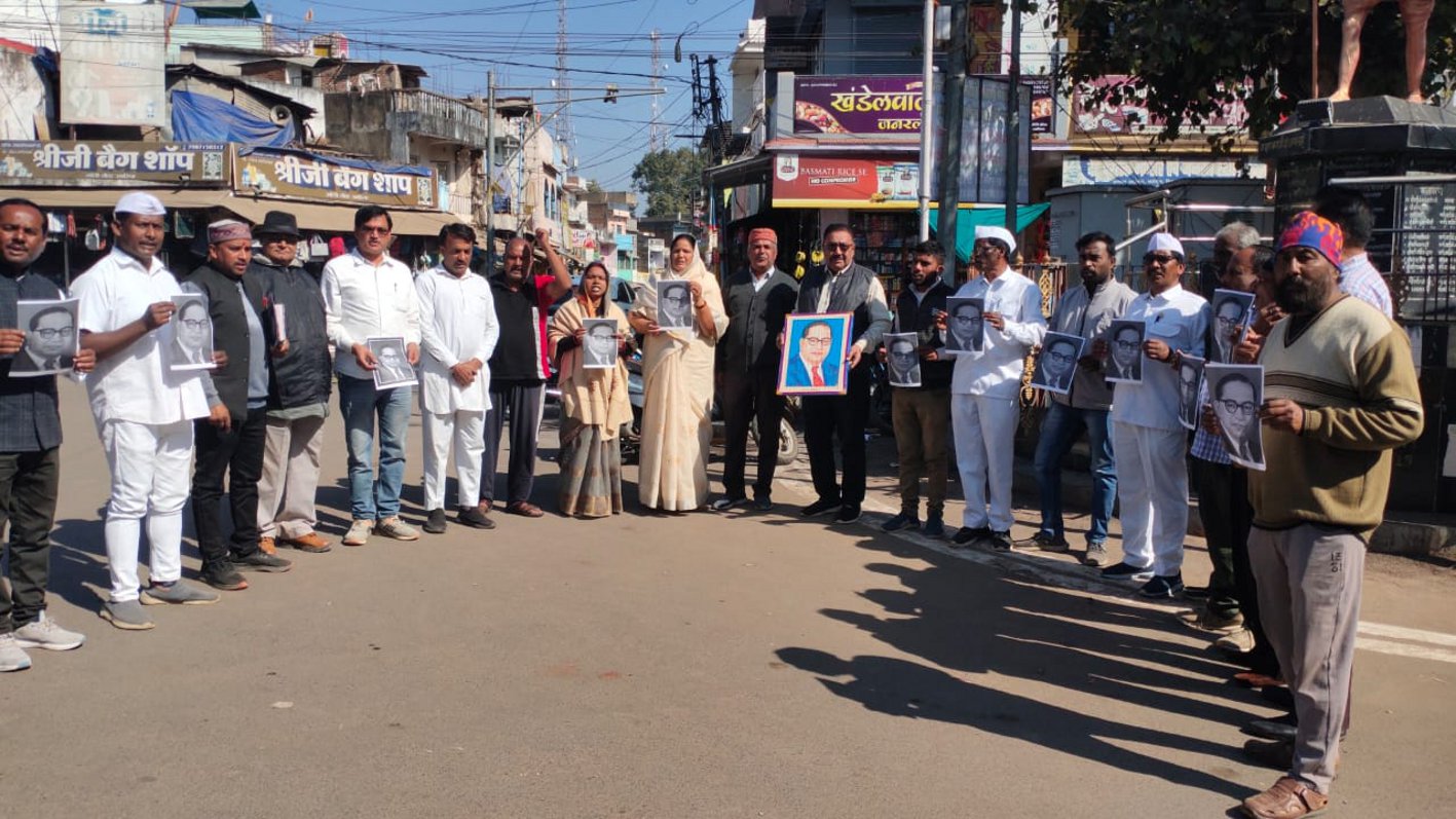 गृहमंत्री के बयान के बाद सडक़ पर उतरी कांग्रेस ने किया प्रदर्शन, कहा-दुखद है ऐसी
टिप्पणी