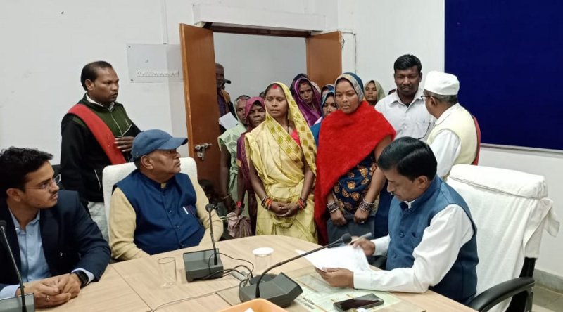 जनसुनवाई में अधिकारियों ने सुनी आवेदकों की समस्याएं