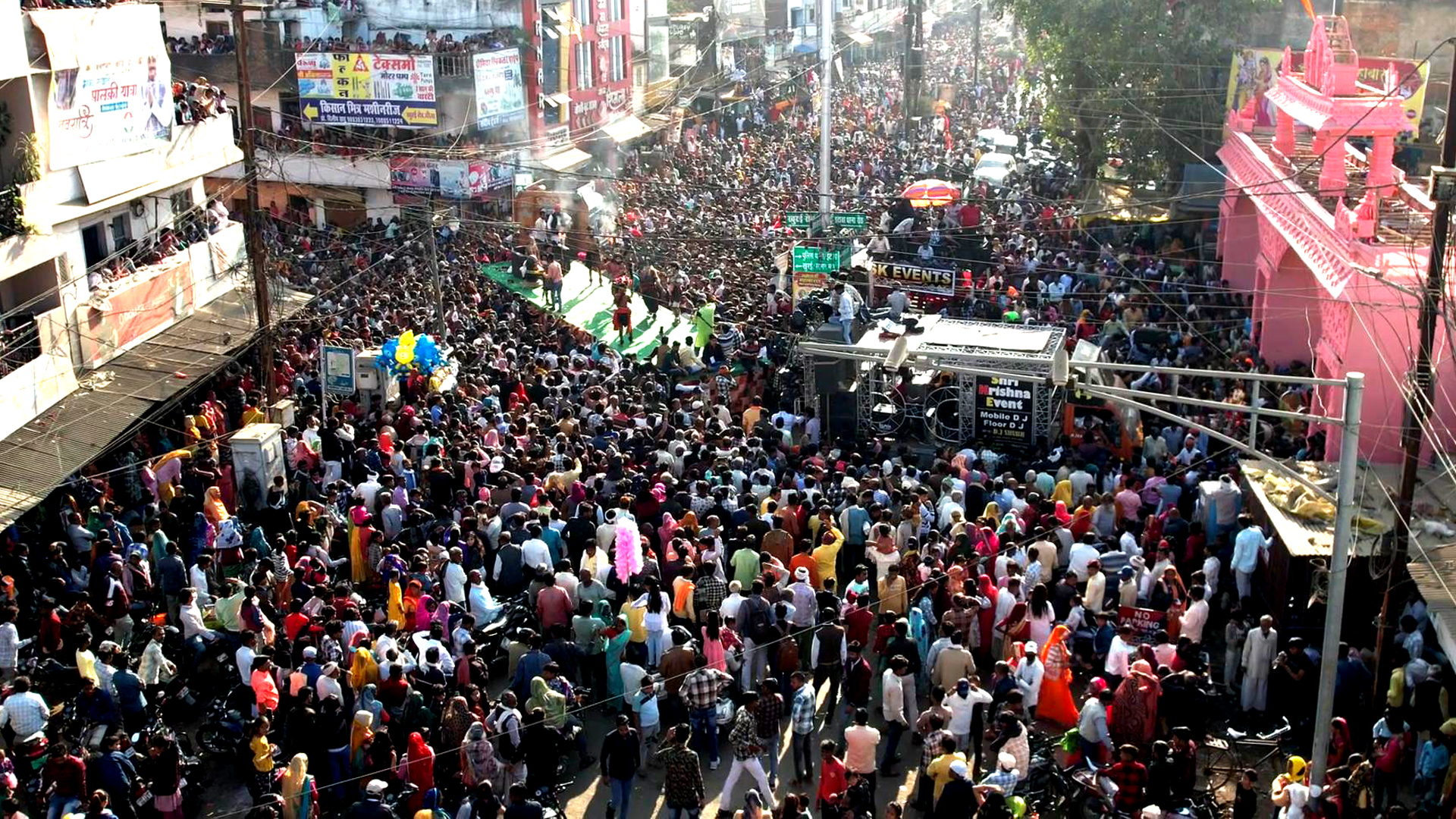 Dances enthralled the one and a half kilometer long procession, moving tableaux were the center of attraction.