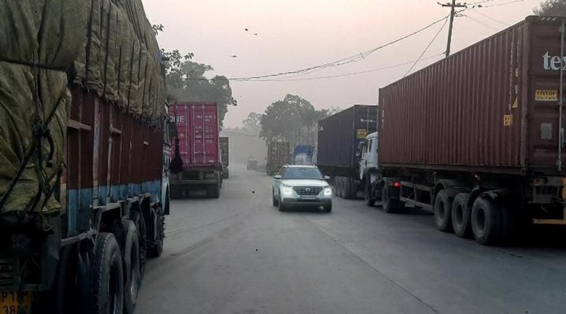 सडक़ किनारे बड़े वाहनों के खड़े होने से बन रही जाम की स्थिति