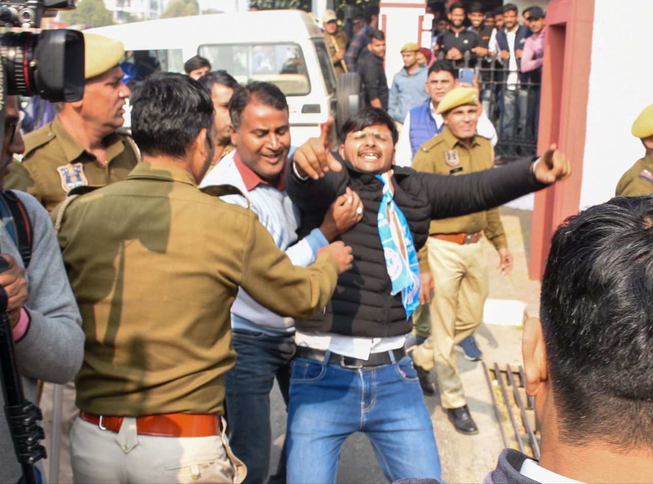 एनएसयूआई का प्रदर्शन, दी गिरफ्तारियां, देखें तस्वीरें