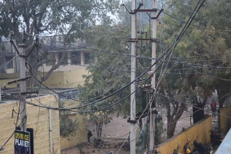 सिर पर झूलते बिजली के तार दे रहे हादसों को दावत Electric wires hanging over the head are inviting accidents
