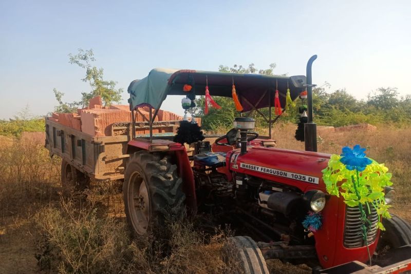 अवैध खनन व परिवहन में दो ट्रेक्टर व एक हाइड्रा की जब्त Two tractors and one Hydra seized in illegal mining and transportation