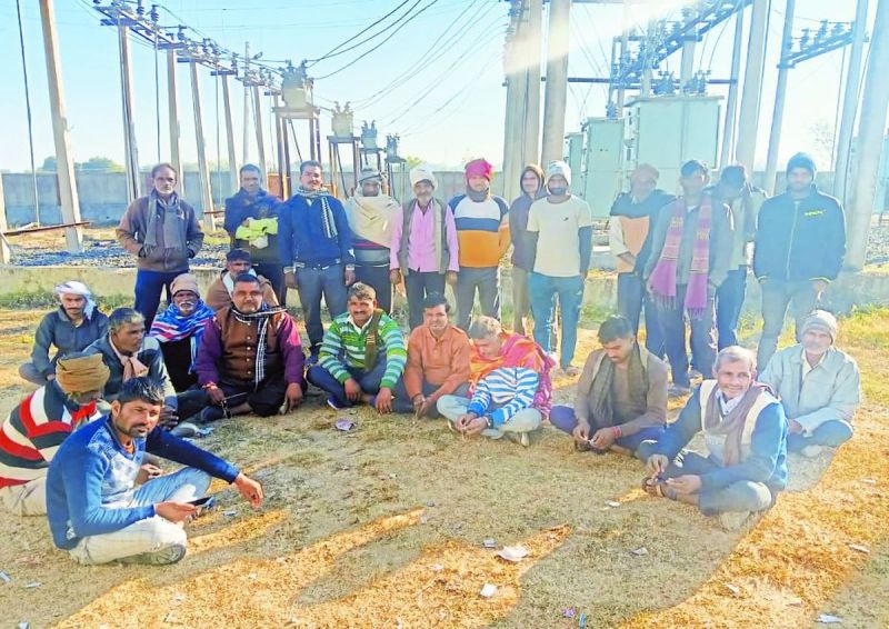 भारतीय किसान संघ ग्राम समिति के कार्यकर्ताओं की ओर से दिए गए धरने में किसानों ने एक घंटा तक विरोध प्रदर्शन किया।