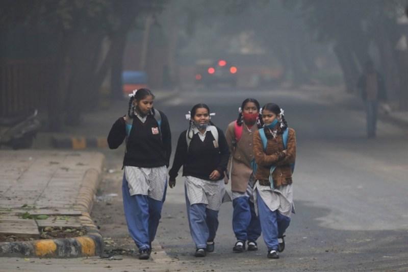 सर्दी के प्रकोप ने बढ़ाई मुश्किलें, मौसम विभाग ने जारी की कोहरे और शीतलहर की चेतावनी