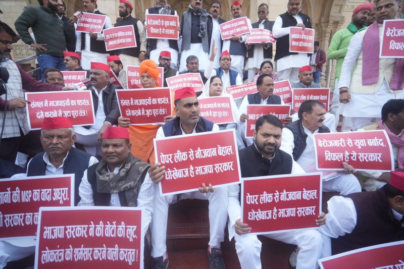 सत्र शुरू होने से पहले ही सपा का हल्ला बोल